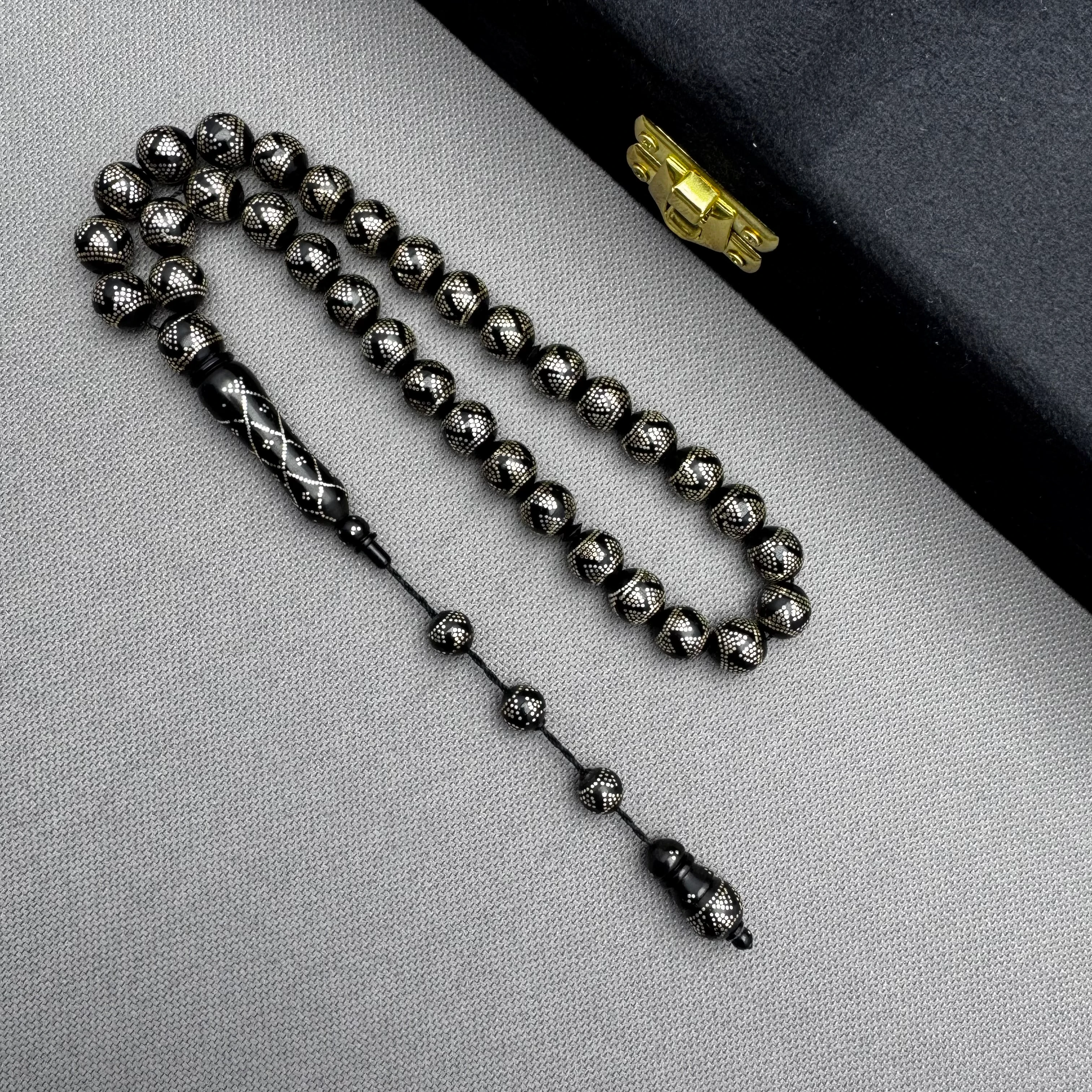 Usta İşçilikli Özel Tasarım Kuka Cevizi Üzerine Gümüş Çakım Tespih